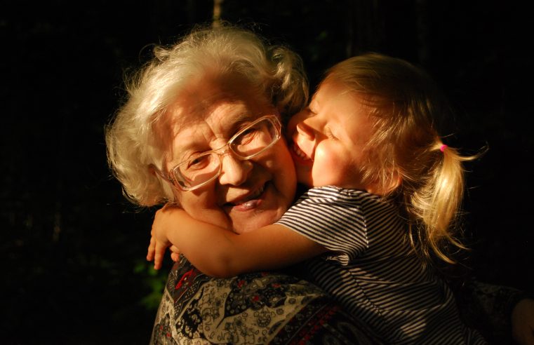 Upominki na dzień babci - czas na wyjątkowe gesty!