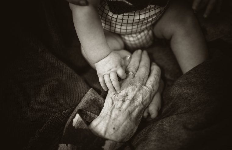 Upominki na dzień babci - wyjątkowe pomysły na podarunki dla naszych kochanych babć